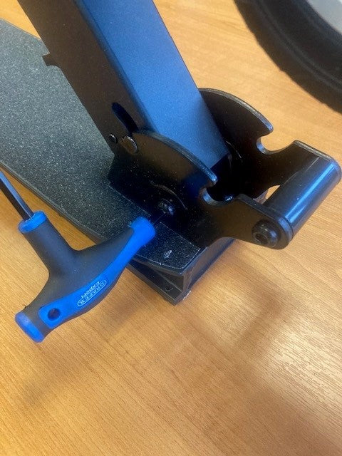 ZINC Eco electric scooter cable connection step 2 - preparing communication cable for installation