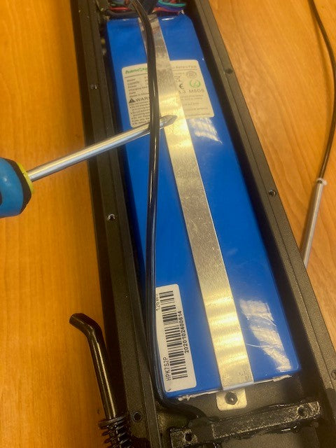 ZINC Eco electric scooter cable connection step 2 - preparing communication cable for installation