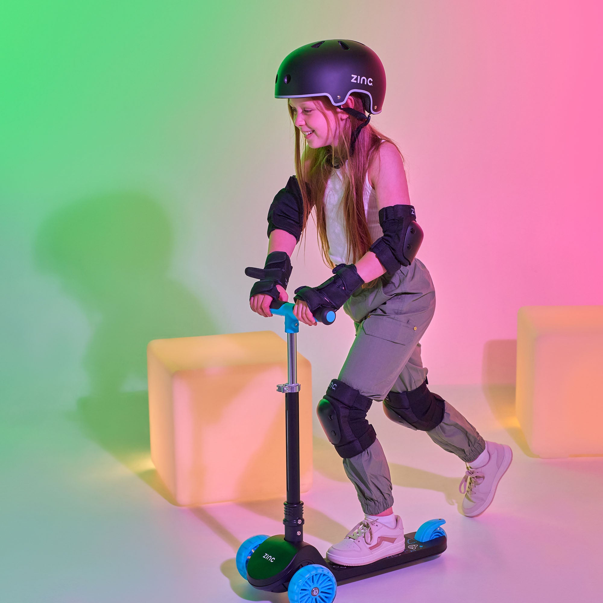 Zinc T-Motion Shine scooter black/ blue in use